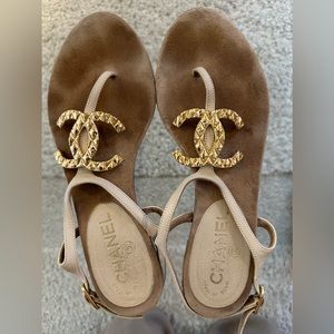 Women’s Chanel leather and cold flats / sandals